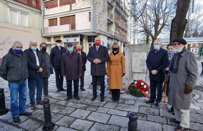 Položen vijenac na spomenik herojima Gojku Kruški i Musi Buti Hodžiću