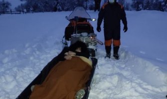 Vatrogasci motornim sankama evakuisali bolesnu mlađu žensku osobu