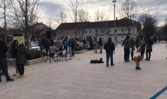 Na nikšićkom trgu prikupljali novac za liječenje Danila