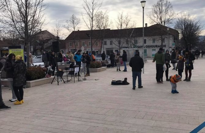 Na nikšićkom trgu prikupljali novac za liječenje Danila