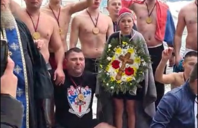 Desetogodišnji Vuk prvi doplivao do Časnog krsta u Beranama