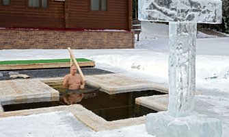 Ne prekida tradiciju: Putin se okupao u bogojavljenskoj vodi (VIDEO)