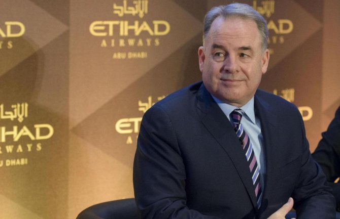  Džejms Hogan pomaže u uspostavljanju avio-kompanije 