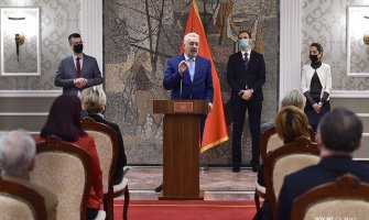 Odgovor Krivokapiću: Nećemo ucjenjivati ali ni ćutati o tome da prosvjetari uz prekovremeni rad obezbjeđuju sebi maske, sredstva za rad, da su na raspolaganju cijeli dan...