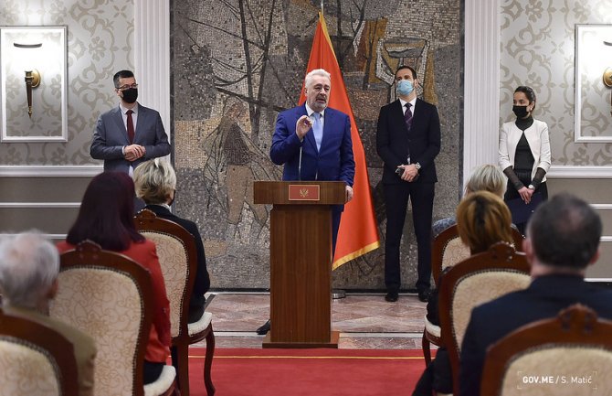 Odgovor Krivokapiću: Nećemo ucjenjivati ali ni ćutati o tome da prosvjetari uz prekovremeni rad obezbjeđuju sebi maske, sredstva za rad, da su na raspolaganju cijeli dan...