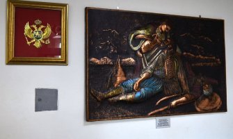 “Kosovka djevojka” vraćena na zid hola Urgentnog centra