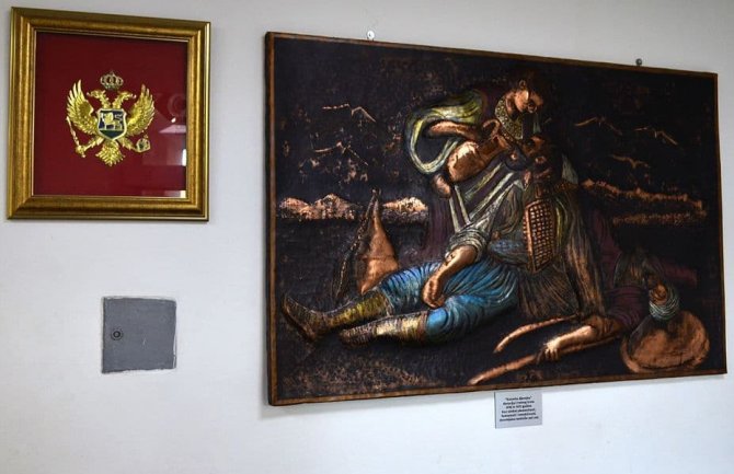 “Kosovka djevojka” vraćena na zid hola Urgentnog centra