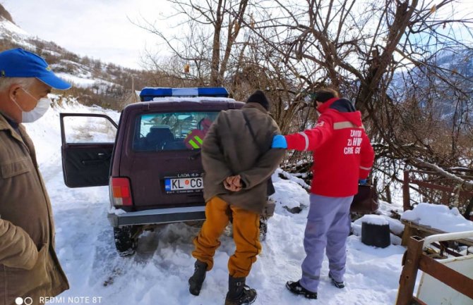 Pripadnici kolašinske Službe zaštite transportovali bolesnog pacijenta do KCCG iz udaljenog sela