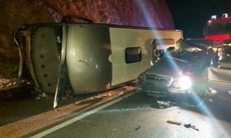  Udes na putu Cetinje – Budva: Prevrnuo se autobus, povrijeđen vozač