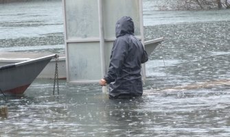 Rijeka Crnojevića poplavila šetalište: Ukoliko se padavine nastave, voda će ući u objekte