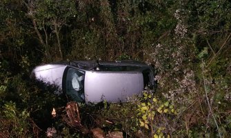 Tivat: Audi sletio s puta i zapalio se, vatrogasci izvukli povrijeđeno lice