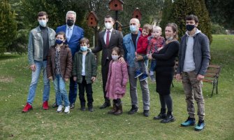 Bečič i Krivokapić predstavili socijalne mjere porodici Stevanović