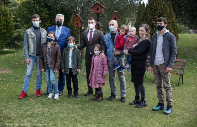 Bečič i Krivokapić predstavili socijalne mjere porodici Stevanović