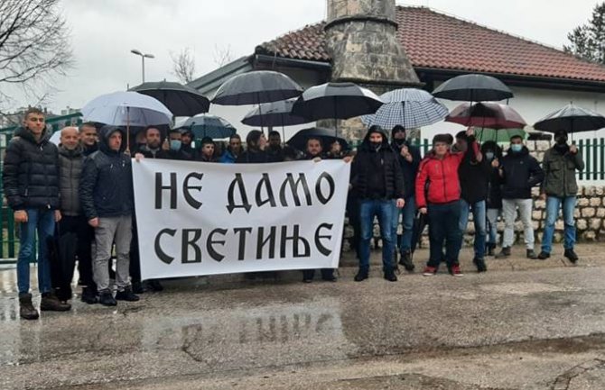 I pravoslavni vjernici ispred džamije u znak protesta zbog vandalskog čina: Brat je mio ma koje vjere bio