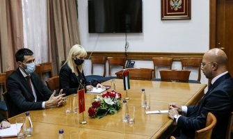 Mirna predaja vlasti očuvala do sad stvorena demokratska dostignuća