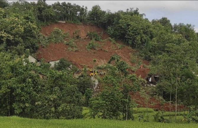 U poplavama nestalo 16 osoba, potvrđena dva smrtna slučaja