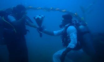 Neobična ceremonija vjenčanja pod vodom u tradicionalnoj odjeći(VIDEO)