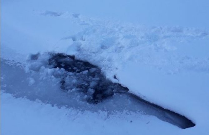 Turisti šetali po ledu pa upali u Crno jezero