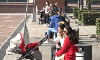 Nakon zatvaranja kafića, Podgoričani kafe ispijaju na trgovima