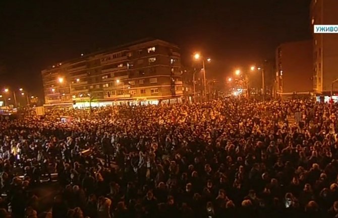 Novi Sad se pjesmama i lampionima oprostio od Balaševića, obala puna bijelih ruža