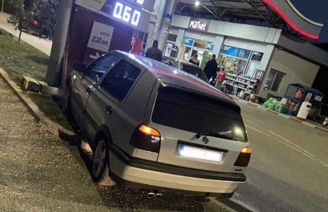 Izgubio kontrolu nad automobilom, udario u reklamni pano benziske