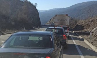 Vraćeno oko 50 osoba, krenuli u PG bez dozvola