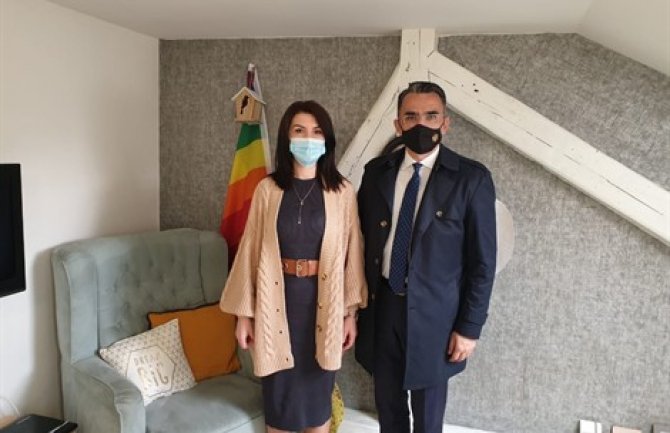 Leposavić posjetio napadnutog pripadnika LGBTIQ zajednice: Kukavički napad, nadležni će učiniti sve da počinioci budu otkriveni i kažnjeni