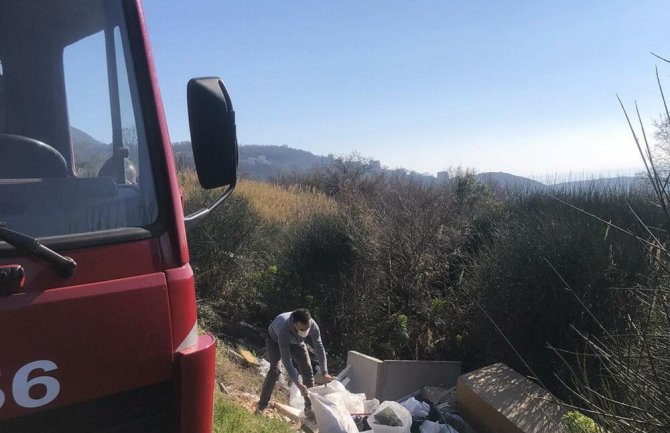 Budva: Kažnjen sa 500 eura, otpad i stari namještaj bacio ispred svoje kuće pa na Topliš