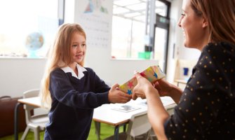 Ministarstvo tražilo da đaci ne kupuju poklone za 8. mart, neki roditelji se protivili