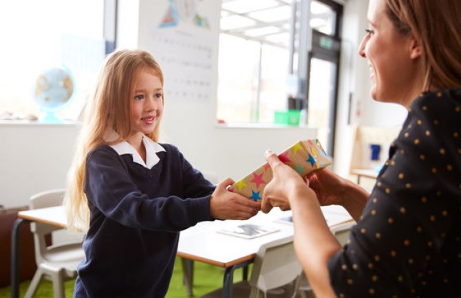 Ministarstvo tražilo da đaci ne kupuju poklone za 8. mart, neki roditelji se protivili