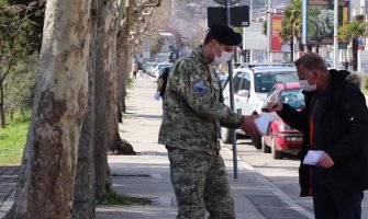 Vojnici Ulcinjanima dijelili zaštitne maske i flajere (VIDEO)