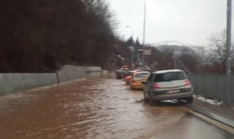 BP: Saobraćajnica u Rakonjama satima bila pod vodom