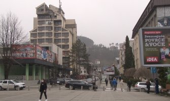 DF Bijelo Polje: Mladost im nije padala na pamet kada su tri mladića neodgovorno i ne razmišljajući skinuli nekoliko crnogorskih zastava u centru BP