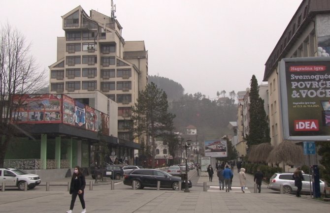 DF Bijelo Polje: Mladost im nije padala na pamet kada su tri mladića neodgovorno i ne razmišljajući skinuli nekoliko crnogorskih zastava u centru BP