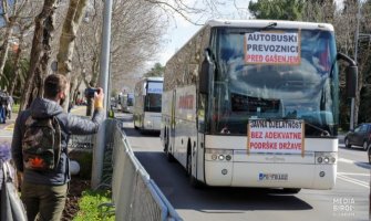 Nakon sastanka sa Abazovićem, autoprevoznici otkazali protesne vožnje