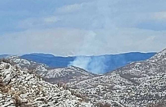 Požar na području Kobiljeg dola, približio se kućama