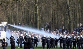 Brisel: Vodenim topovima na zabranjeni skup nekoliko hiljada ljudi, više privedenih 