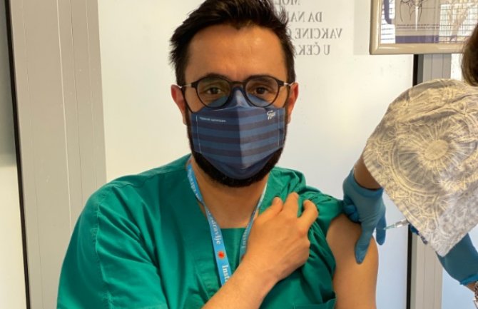 Begić se vakcinisao AstraZenekom: Tromboembolije se dešavaju, i sa vakcinom (bilo kojom) i bez nje