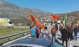 Nikšićani krenuli na protest u PG, policija zabranila izlazak iz grada, saobraćaj u prekidu(VIDEO)