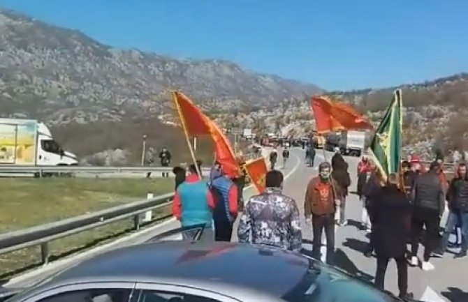 Nikšićani krenuli na protest u PG, policija zabranila izlazak iz grada, saobraćaj u prekidu(VIDEO)