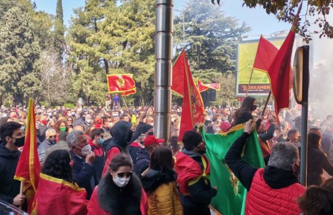 Održan protest ispred zgrade Vlade, skandirali 