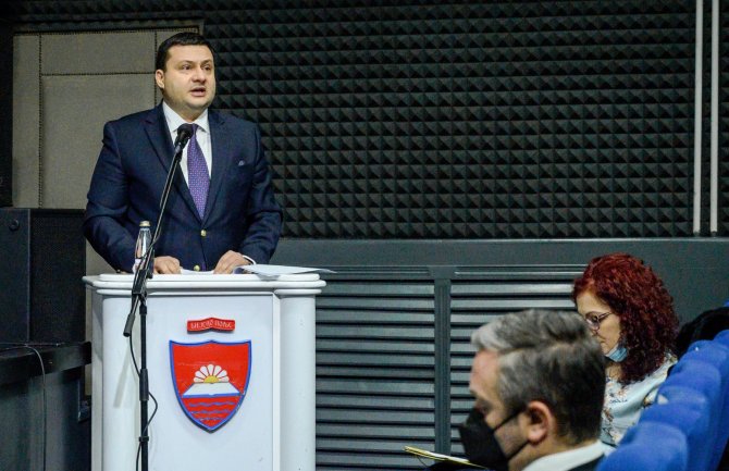 Smolović: Osuđujem brutalno ponižavanje državne zastave u Bijelom Polju