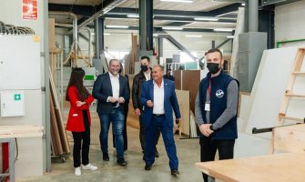 Stijović: Tražićemo načine da se podrže uspješne poslovne priče poput fabrike namještaja Kurti