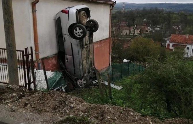 Nesvakidašnji udes na periferiji Beograda: Kod Umčara auto ostalo vertikalno uz kuću