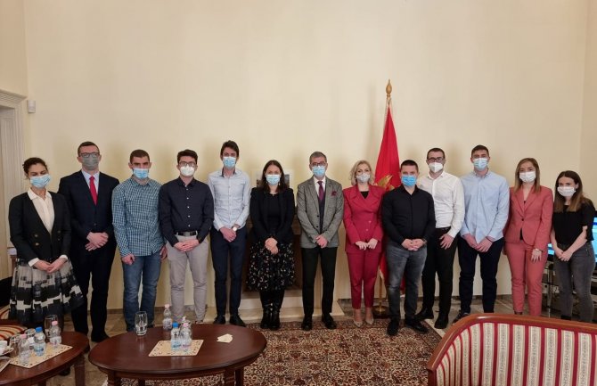 Borovinić Bojović sa crnogorskim studentima u Mađarskoj: Od obrazovanja mladih naraštaja zavisi budućnost naše zemlje