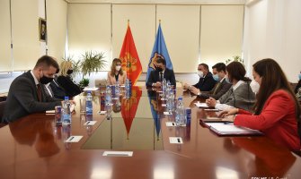 Bratić posjetila Tivat: Kroz prisniju saradnju sa lokalnom samoupravom do boljih uslova obrazovanja i razvijanja školske infrastrukture