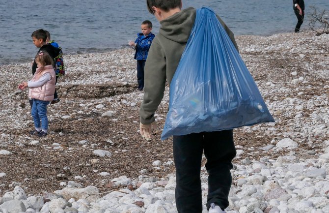 TO Budva organizovala akciju čišćenja otpada sa Slovenske plaže: Učimo djecu odgovornosti
