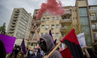 Građani širom svijeta obilježili Međunarodni praznik rada: Demonstrani se sukobili sa policijom (FOTO)