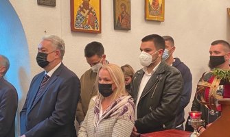 Premijer sa porodicom prisustvovao Vaskršnjoj liturgiji