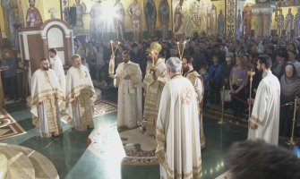 Veliki broj vjernika prisustvovao liturgiji u hramu, mjere prekršene